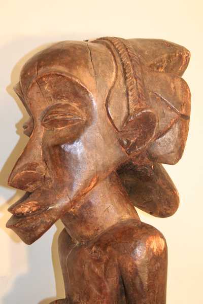 Hemba (Buli), d`afrique : RÃ©p.dÃ©moncratique du Congo., statuette Hemba (Buli), masque ancien africain Hemba (Buli), art du RÃ©p.dÃ©moncratique du Congo. - Art Africain, collection privÃ©es Belgique. Statue africaine de la tribu des Hemba (Buli), provenant du RÃ©p.dÃ©moncratique du Congo., 1485/1278 TrÃ¨s belle statue Hemba de style Buli h.85cm. village Katutu le long de la riviÃ¨re rÃ©gion de Kabalo.Le chef est/Ngoy Mwilambwe. Elle reprÃ©sente une femme debout les deux mains sur la poitrine,sa coiffure est quadri lobÃ©e en forme en croix.dÃ©but du 20eme sc.l